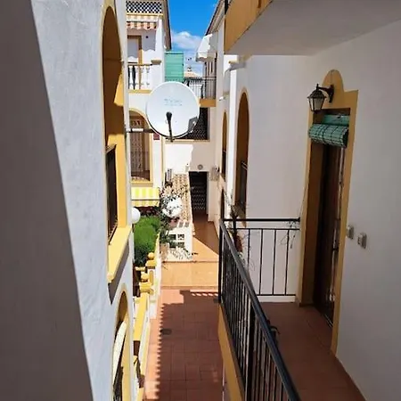 Beachside Bliss 2br, Balcony, Pool, Wifi, Tennis Apartamento Torrevieja